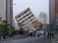 海口8层高“最牛钉子户楼”被放倒