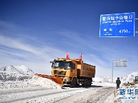 青海玉树雪灾区全力保障道路通畅