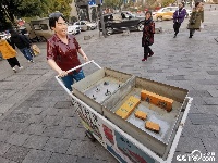 “盘中餐”不翼而飞 武汉街边雕塑群遭破坏