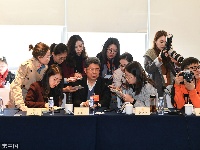 盘点报道两会女记者:专注工作展现职业素养