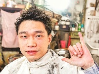 耄耋理发师难舍70年“顶上功夫” 坚守近失传手艺火钳烫发