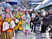 “汉剧”地铁快闪玩穿越