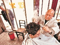 耄耋理发师难舍70年“顶上功夫” 坚守近失传手艺火钳烫发