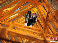 空中孤独作业 塔吊女工炼成“高空女汉子”