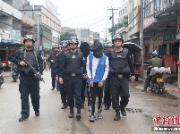 广西钦州警方公开押解犯罪嫌疑人辨认作案现场