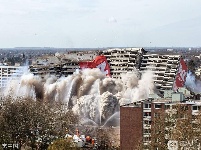 德国一公寓楼爆破场面壮观