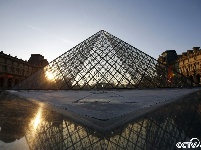 法国卢浮宫金字塔迎来“30岁生日”