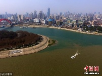 武汉两江交汇处现“泾渭分明”景观