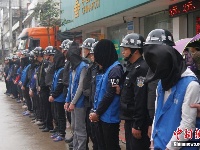 广西钦州警方公开押解犯罪嫌疑人辨认作案现场