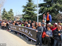 海军失事战机飞行员魂归故里 数千群众夹道迎接