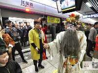 “汉剧”地铁快闪玩穿越