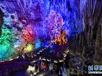 世界自然遗产重庆芙蓉洞：幻彩夺目的地下风景