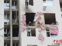 山西太原一住户家燃气爆炸 工作人员现场清理