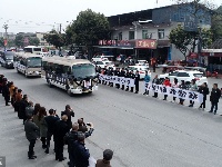 33岁缉毒警察因公牺牲 民众沿途送别