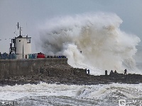 英国：大浪侵袭港口