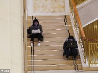 盘点报道两会女记者:专注工作展现职业素养