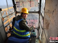 空中孤独作业 塔吊女工炼成“高空女汉子”