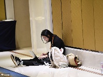 盘点报道两会女记者:专注工作展现职业素养