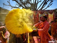 印度：洒红迎春