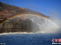 山西临汾黄河壶口瀑布水浪飞溅 彩虹高挂