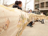 厉害了！十堰女子8年创作22米长十字绣