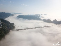 在云端！航拍矮寨大桥 穿云而过如梦如幻