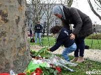 荷兰枪击事件致多人死伤 民众献花悼念遇难者