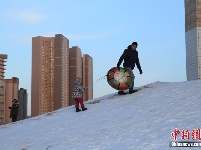 阿斯塔纳：“冷都”春日仍未暖 民众冷中作乐