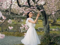 花仙子！李沁身穿白色纱裙与花树合影