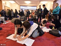 盘点报道两会女记者:专注工作展现职业素养