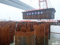 在汉央企承建国内首座跨海高速铁路桥主墩钢吊箱顺利吊装