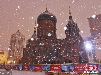 哈尔滨降春雪 索菲亚教堂尽显静谧之美