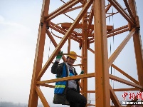 空中孤独作业 塔吊女工炼成“高空女汉子”