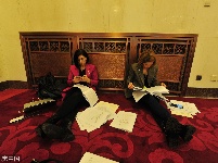 盘点报道两会女记者:专注工作展现职业素养