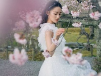 花仙子！李沁身穿白色纱裙与花树合影