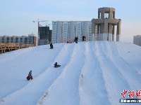 阿斯塔纳：“冷都”春日仍未暖 民众冷中作乐