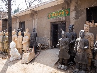 景区外的兵马俑村 村民靠仿制兵马俑谋生
