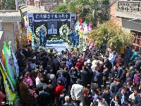 海军失事战机飞行员魂归故里 数千群众夹道迎接