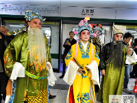 “汉剧”地铁快闪玩穿越