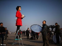 盘点报道两会女记者:专注工作展现职业素养