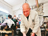耄耋理发师难舍70年“顶上功夫” 坚守近失传手艺火钳烫发