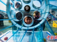 科普大篷车走进江西山村 学童体验3D打印等科技展品