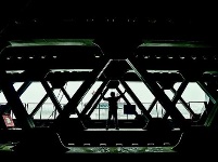 武汉：大桥“腹中”舞焊花