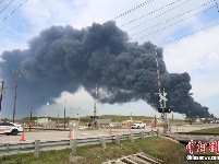 美国休斯敦郊区一油库起火进入第3天