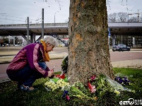 荷兰枪击事件致多人死伤 民众献花悼念遇难者