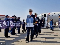 海军失事战机飞行员魂归故里 数千群众夹道迎接