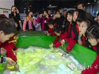 武汉小学生学节水知识 迎“世界水日”
