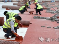 武汉五环中心体育场开始铺设跑道