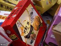 河南集中销毁大批假冒食品 745箱零食堆成山