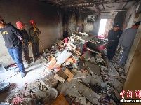 山西太原一住户家燃气爆炸 工作人员现场清理